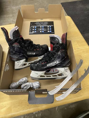 Youth Bauer Size 3 Vapor X800 Hockey Skates