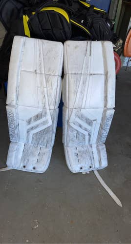 White Senior 32" Vaughn Velocity VE8 Pro Carbon Goalie Leg Pads