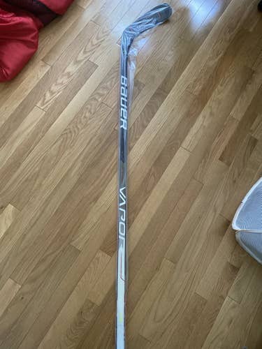 Intermediate Right Handed Mid Pattern  Vapor Hyperlite Hockey Stick