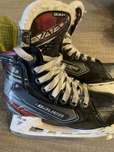 Youth Bauer Extra Wide Width Size 1 Vapor X2.9 Hockey Skates