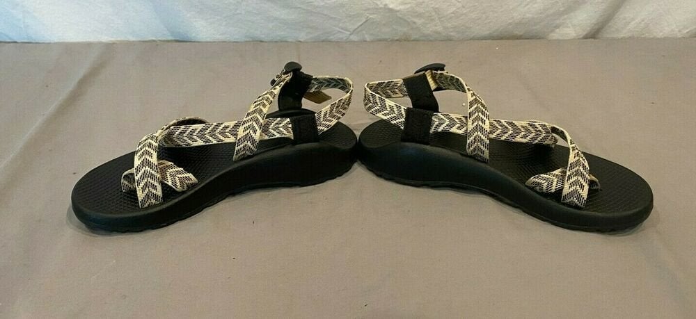 Chacos trine black online and white