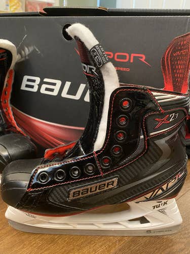 Junior Bauer Regular Width Size 3.5 Vapor X2.7 Hockey Skates