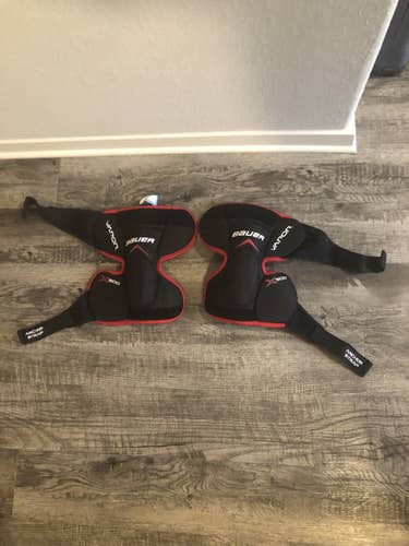Used Bauer  x900 knee pads junior size