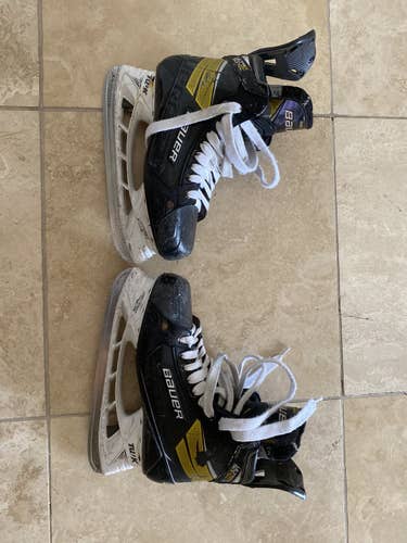 Senior Bauer  Size 9.5 Supreme UltraSonic Hockey Skates