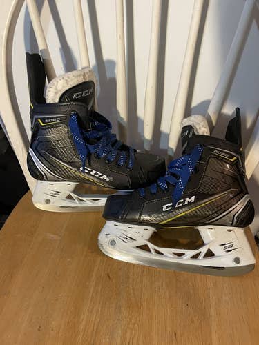 Junior CCM Regular Width  Size 2.5 Tacks 9060 Hockey Skates