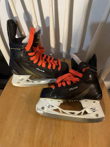 Junior CCM Regular Width  Size 1.5 Tacks 4052 Hockey Skates