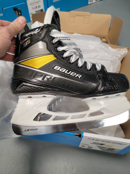 New Intermediate Bauer Supreme 3S Pro Hockey Skates Size 4.5 Fit 2