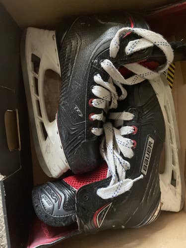 Junior Bauer Regular Width Size 5.5 Vapor xshift Hockey Skates