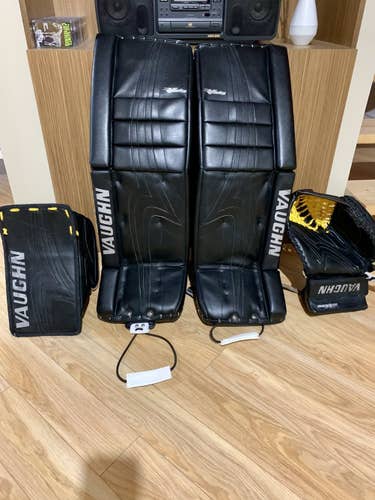 Vaughn pro v elite Senior goalie kit Pads And Gloves
