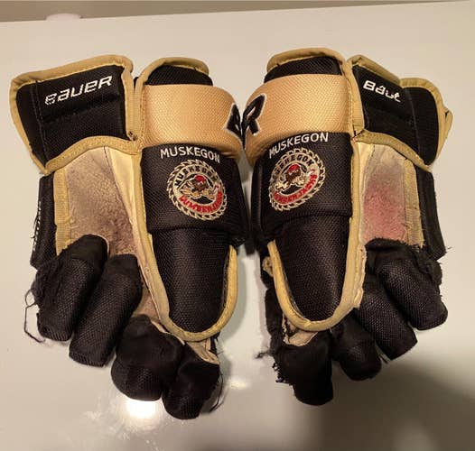 USHL Muskegon Lumberjacks Game-Worn Team issued Bauer gloves