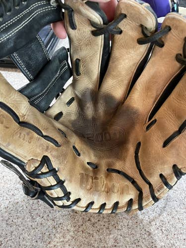 High School/College Right Hand Throw 11.5" A2000 1786 Baseball Glove