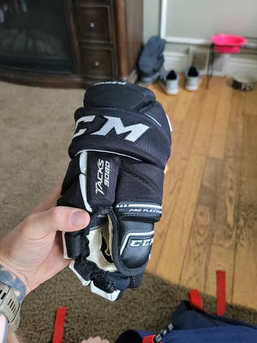 Black Used Senior CCM Tacks 9080 Gloves 13"