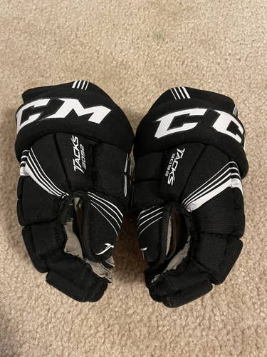 Used Black Youth CCM 10"  Tacks 3092 Gloves
