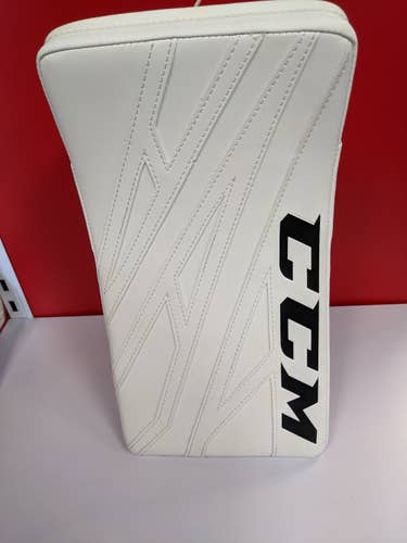 White/black Senior Full Right New CCM Extreme Flex E4.5 blocker & glove