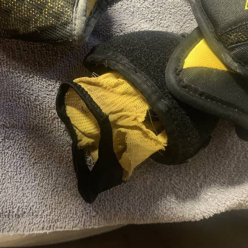 Used Medium Bauer Supreme TotalOne MX3 Shoulder Pads