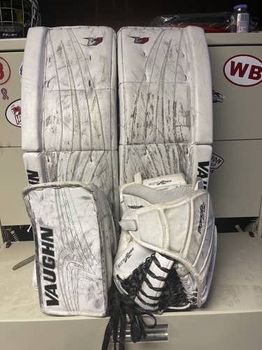 VAUGHN VELOCITY V7 GOALIE PADS