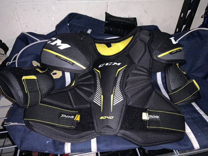 CCM Super Tacks 9040 Shoulder Pads