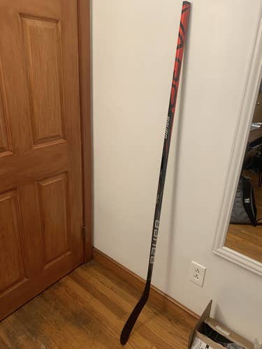 New Senior Bauer Right Handed Vapor Hyperlite Hockey Stick Toe Pattern Pro Stock