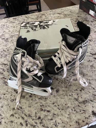 Youth CCM Regular Width  Size 10 Hockey Skates