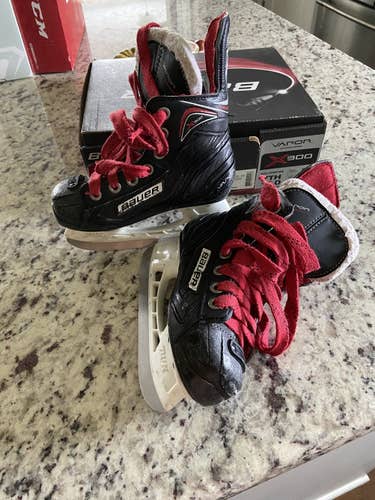 Youth Bauer Regular Width  Size 10 Vapor X300 Hockey Skates