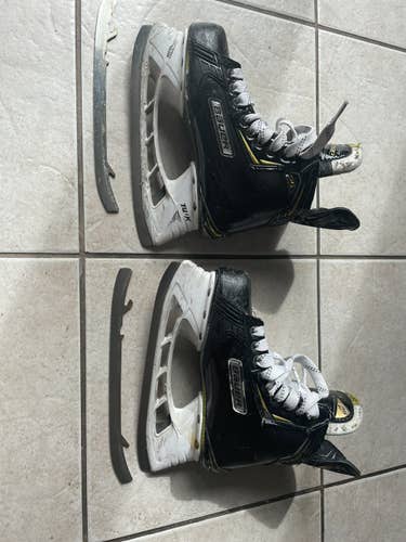 Junior Bauer Regular Width Size 3 Supreme 2S Hockey Skates
