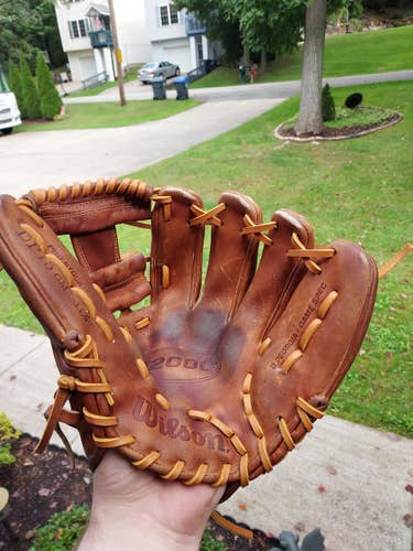 Brown Used Wilson Right Hand Throw Infield DP15 A2000 Baseball Glove 11.5"