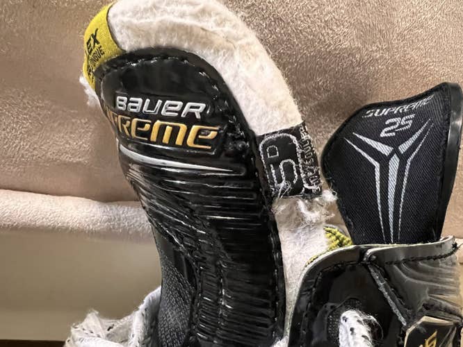Bauer Hockey Skates And Extra Steel - Size 5 Supreme 2S