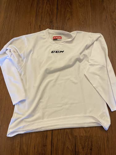 Used White And Grey CCM 5000 Practice Jerseys Sr MD