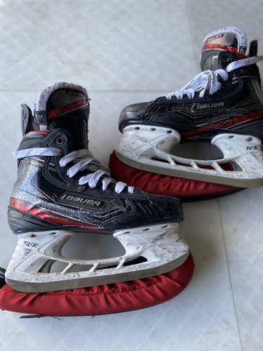 Junior Bauer Regular Width  Size 3.5 Vapor 2X Hockey Skates