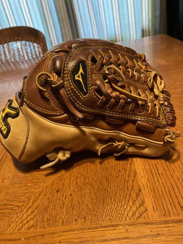 Brown High School/College Right Hand Throw 11.5" Classic Pro Soft Baseball Glove