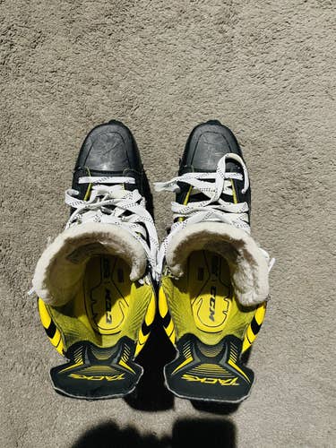 Men’s senior CCM 6092 ice hockey skates