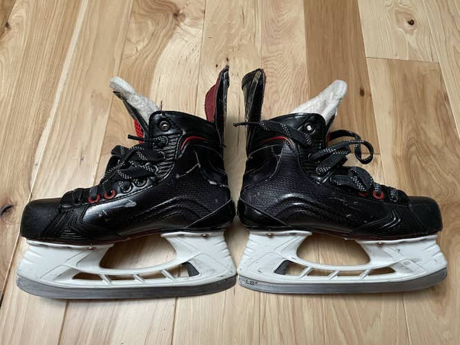 Junior Bauer Regular Width  Size 2 Vapor X800 Hockey Skates