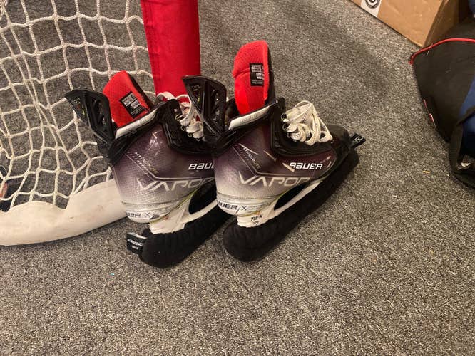 Junior Bauer  Size 5.5 Vapor Hyperlite Hockey Skates