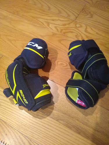 Junior Used Medium CCM Tacks 9040 Elbow Pads