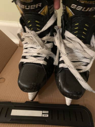 Junior Bauer Regular Width  Size 5 Supreme UltraSonic  Hockey Skates With Extra Blades