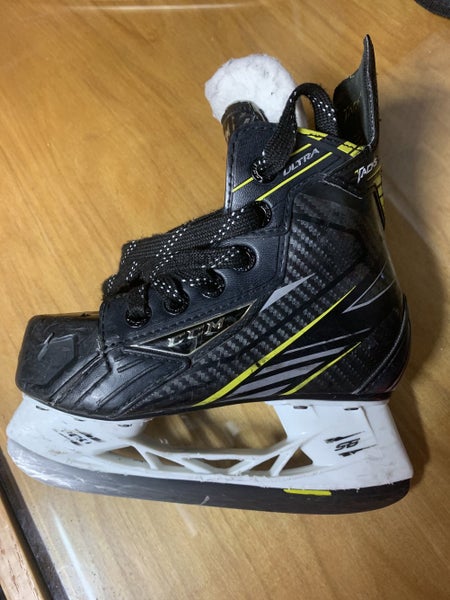 Youth CCM Regular Width Size 11 Ultra Tacks Hockey Skates