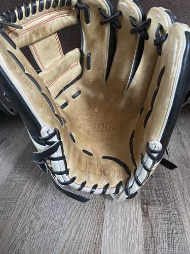 Used Adult Wilson Right Hand Throw Infield A2000 Baseball Glove 11.5"