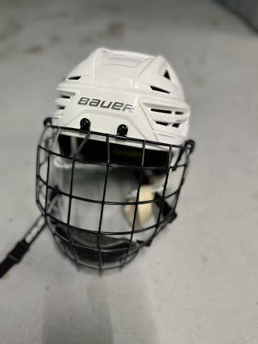 White Used Medium Bauer  Re-Akt 150 Helmet