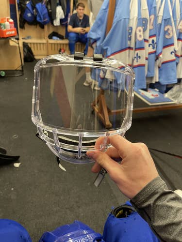 Used Bauer Medium Concept 3 Sheild
