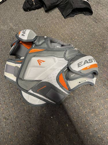 Junior Large Easton Mako M5 Shoulder Pads