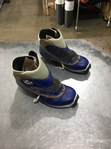 Used Salomon W 07-07.5 Jr 05.5-06 Cross Country Ski Womens Boots