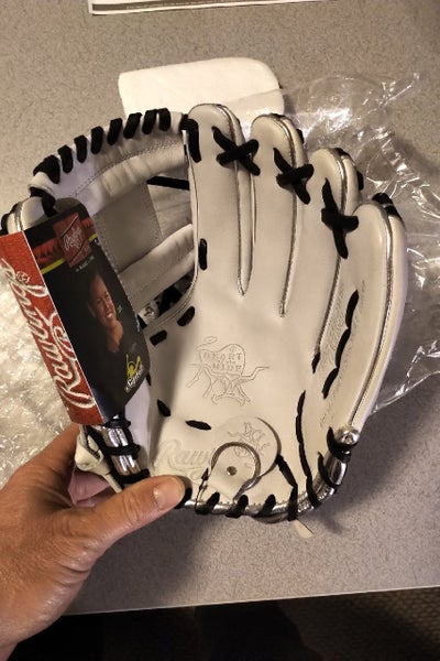New Rawlings Right Hand Throw Heart of The Hide Softball Glove 11.75"