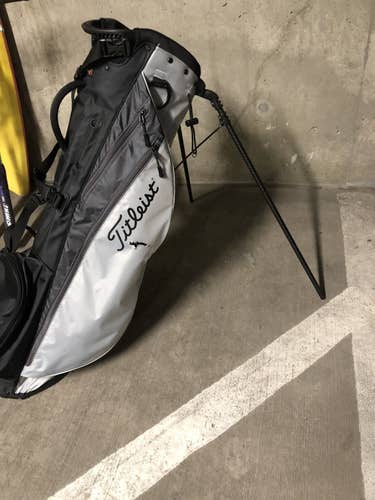 Titleist players 4 carbon golf bag