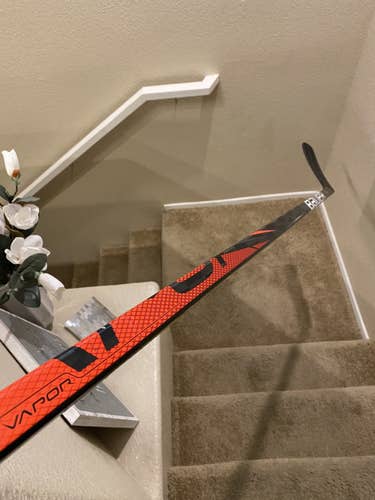 LH Bauer Vapor Flylite Hockey Stick 87 Flex - Senior - Mid Pattern P88