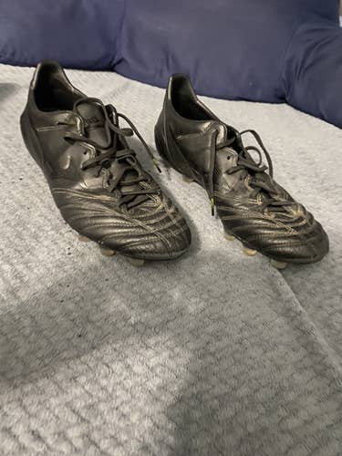 Used Size 9.5 Mizuno Morelia Soccer Cleats