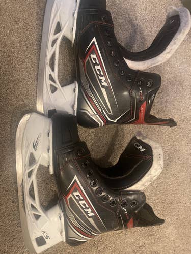 Junior CCM Regular Width Size 3.5 JetSpeed FT470 Hockey Skates