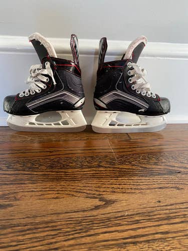 Youth Used Bauer Vapor X300 Hockey Skates Regular Width Size 10
