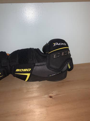 Used Medium CCM  Tacks 9080 Elbow Pads