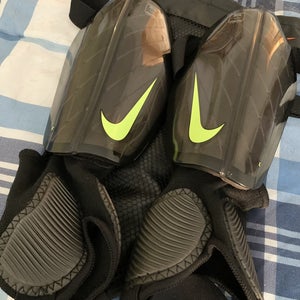 [Like NEW]Nike One-Piece Shin Guards/large/black