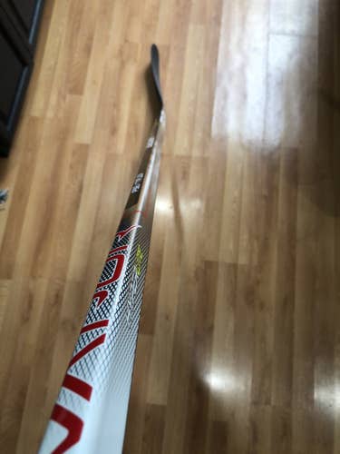 New Right Handed Vapor Hyperlite Mid Pattern Hockey Stick